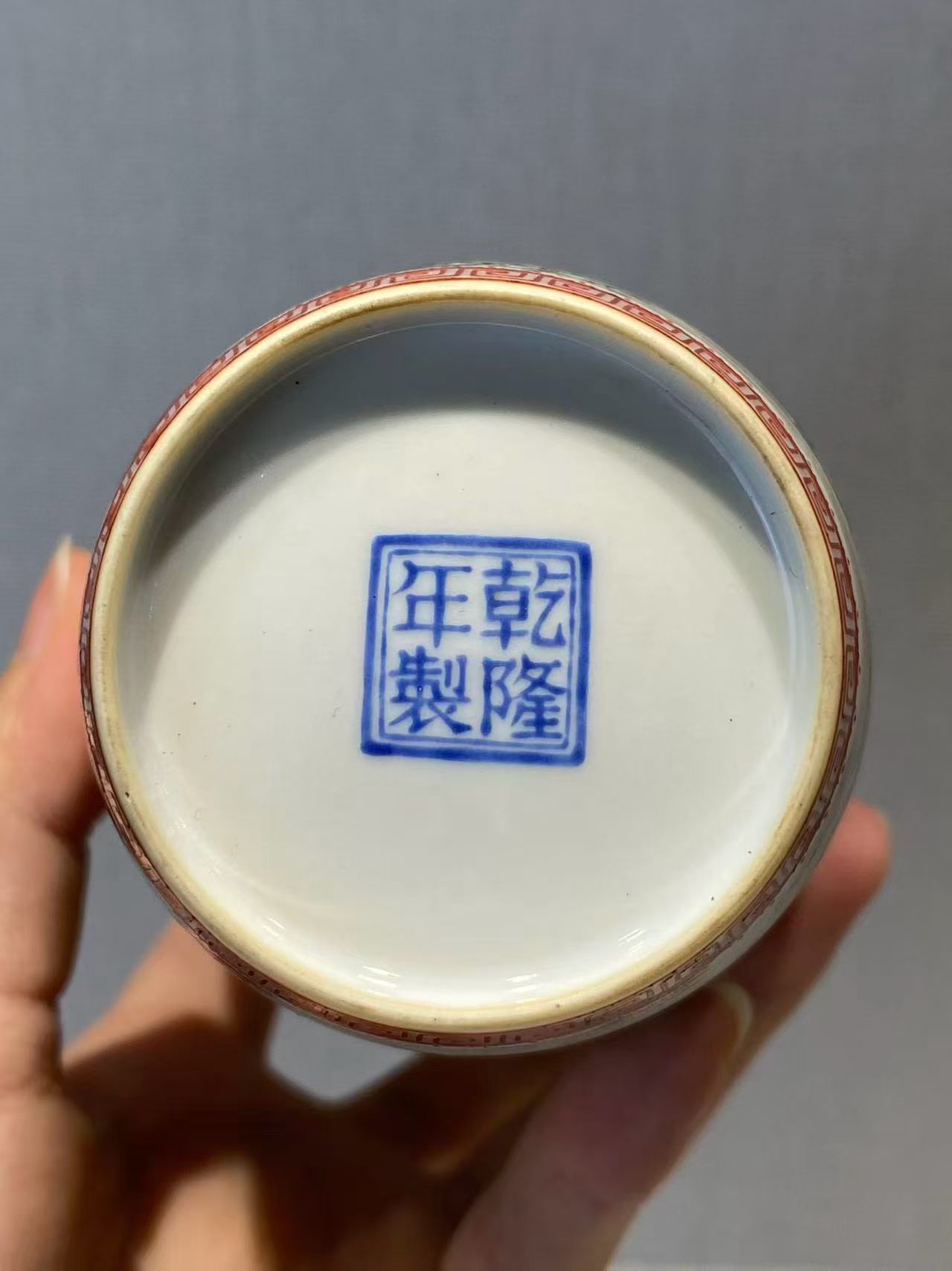珐琅彩山水人物图瓶