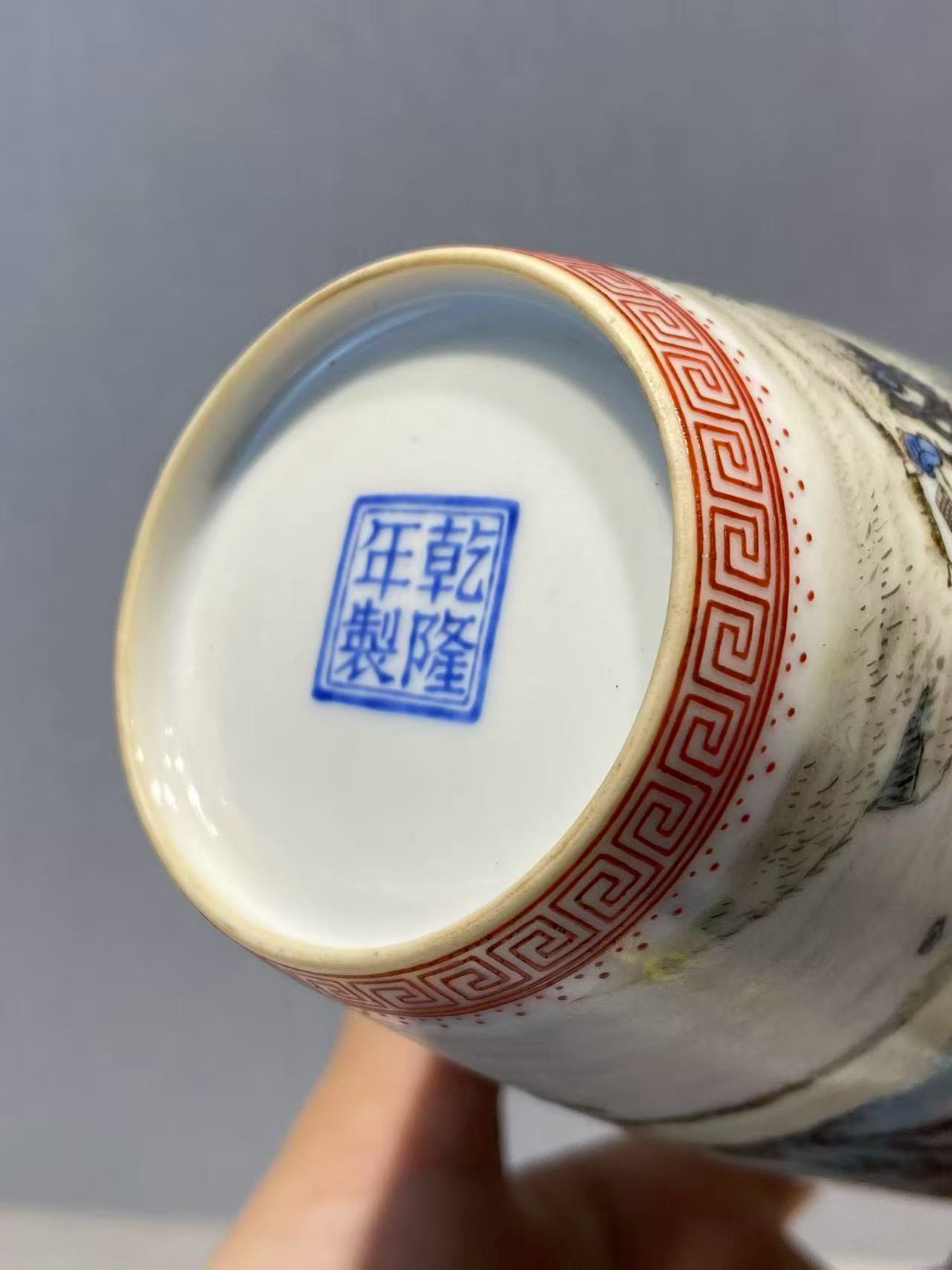 珐琅彩山水人物图瓶