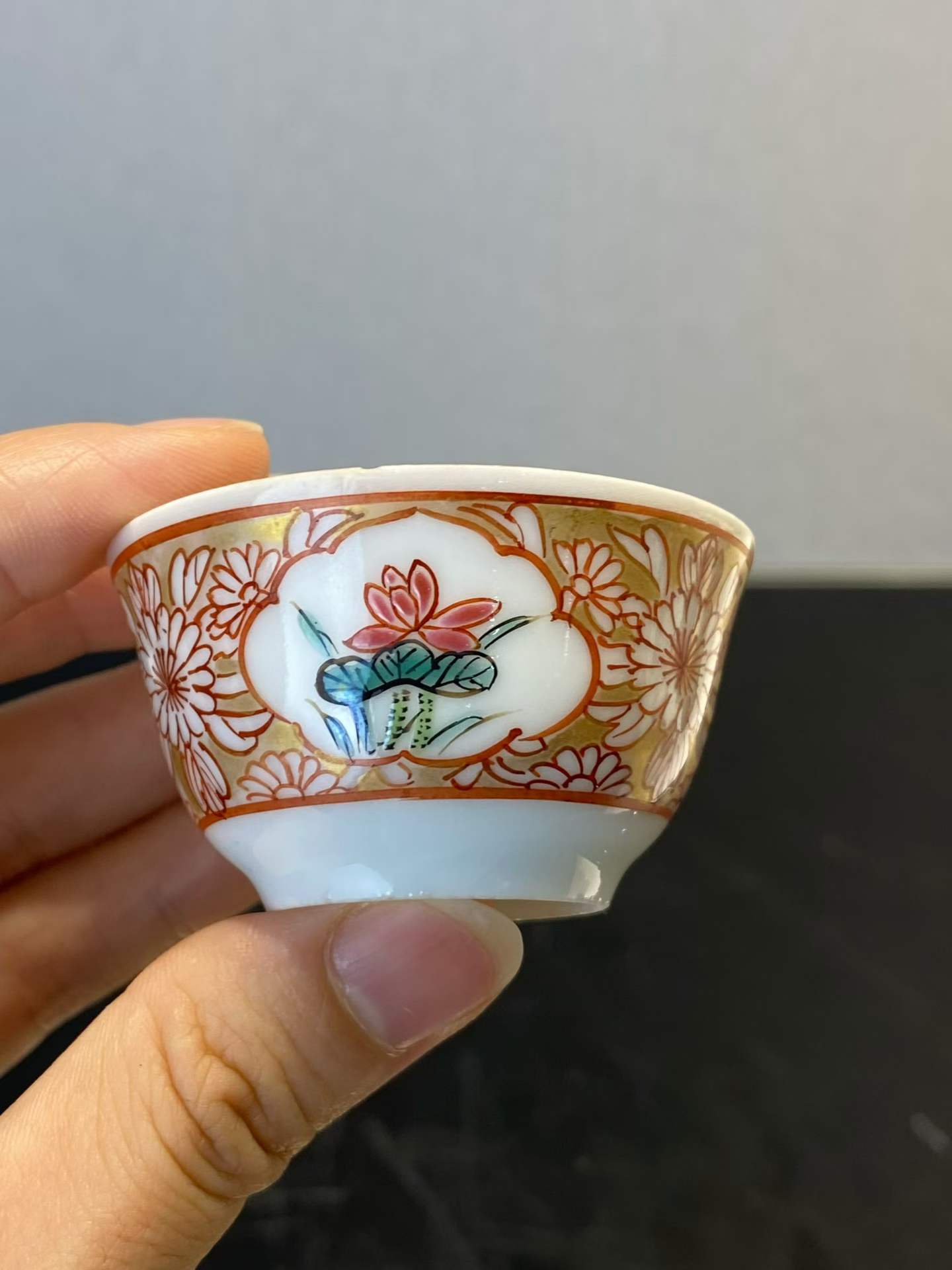 粉彩仕女花卉杯碟