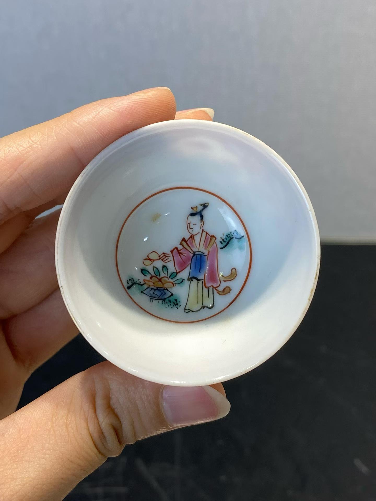 粉彩仕女花卉杯碟