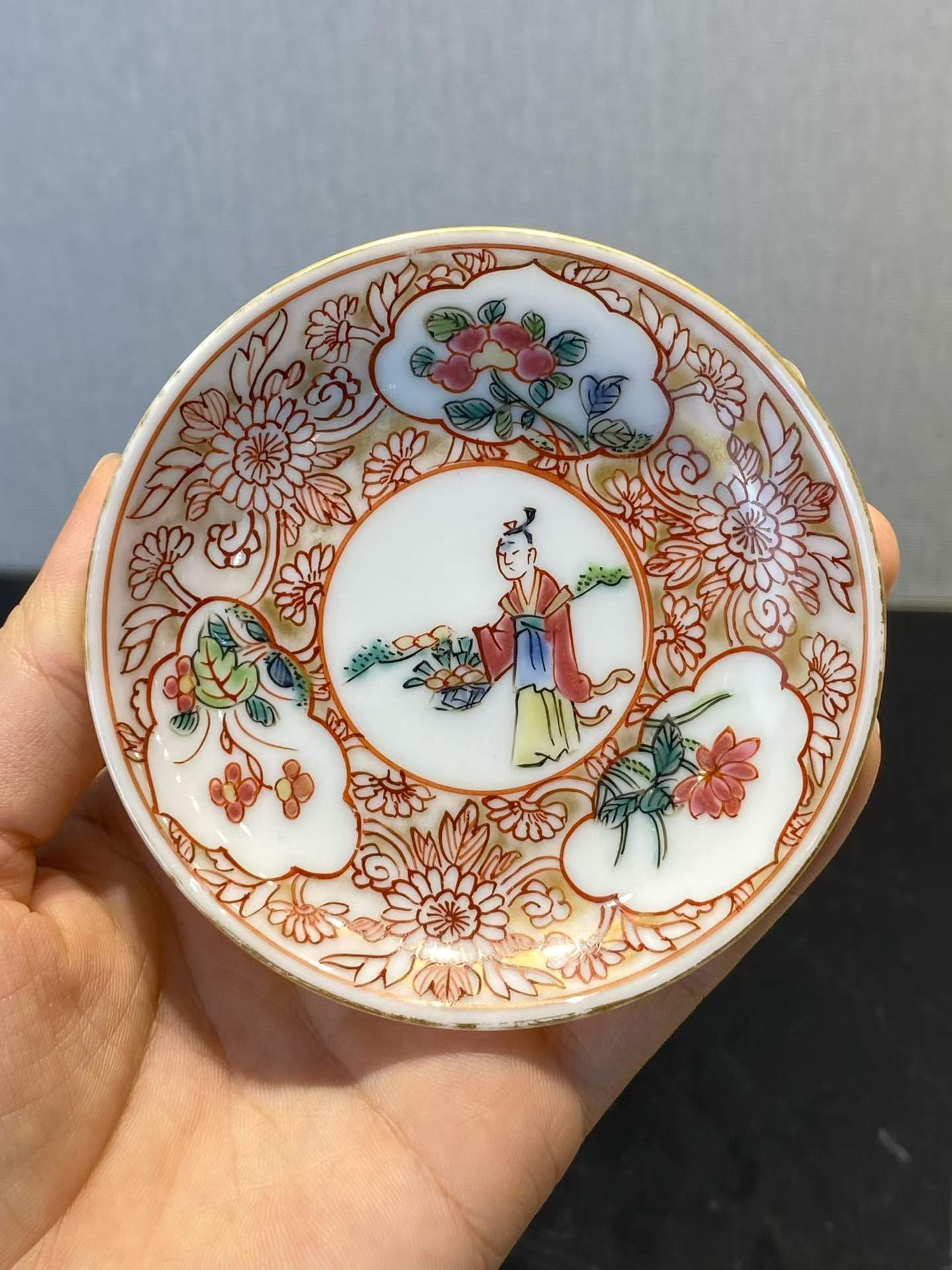 粉彩仕女花卉杯碟