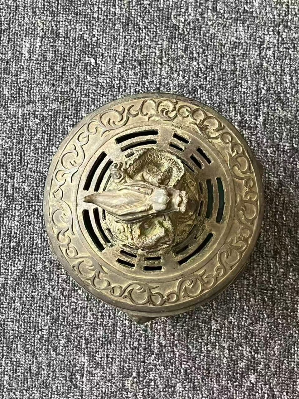 铜雕龙纹三足香炉