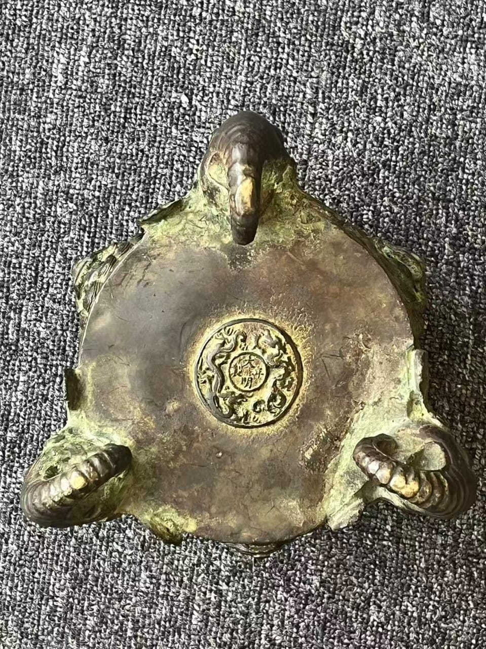 铜雕龙纹三足香炉