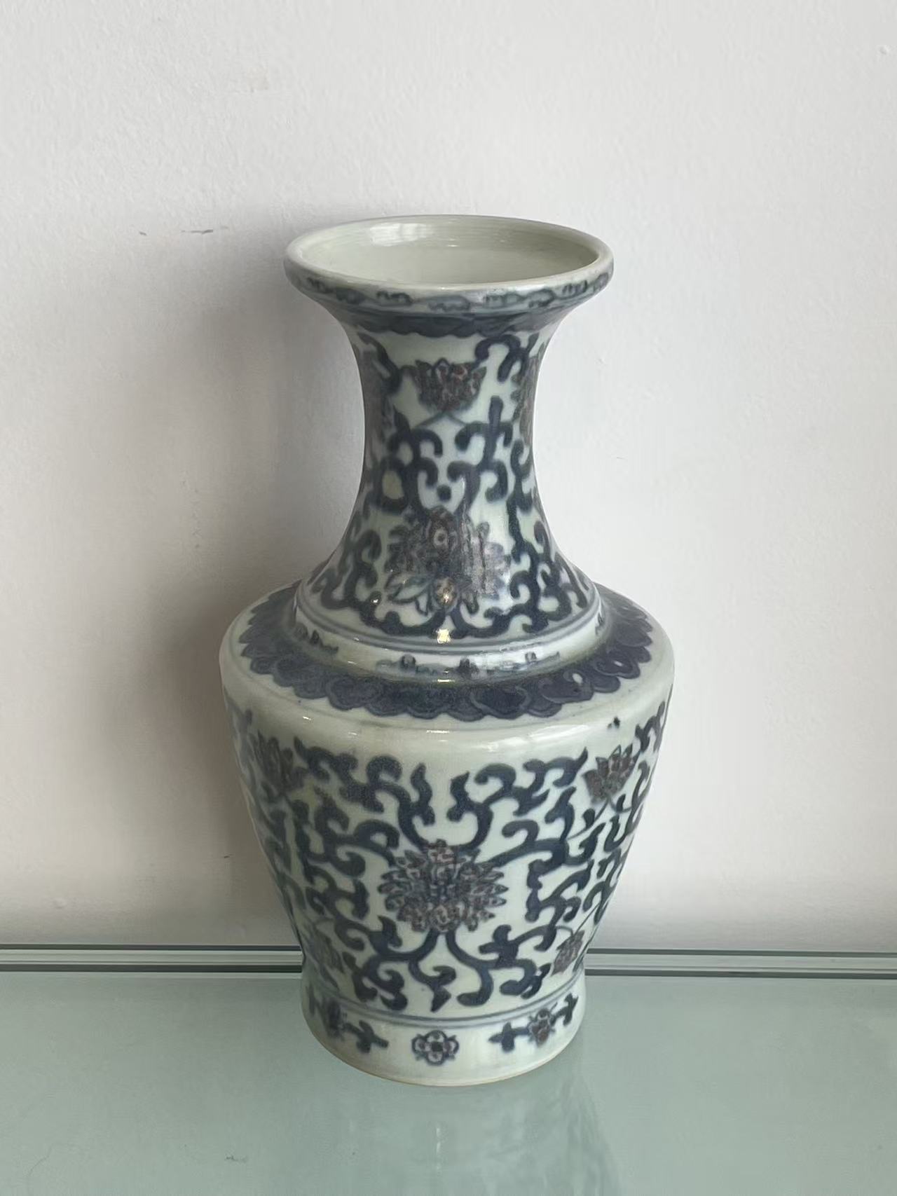 青花缠枝莲纹瓶
