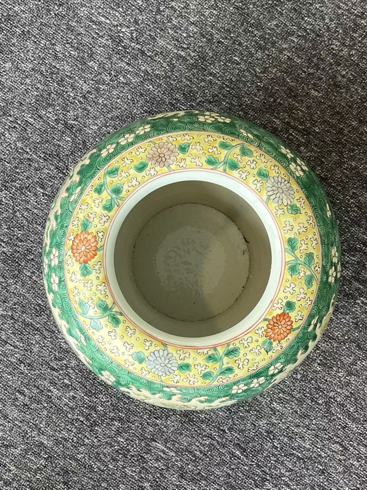 清康熙益友鼎玉堂制素三彩瑞兽纹罐