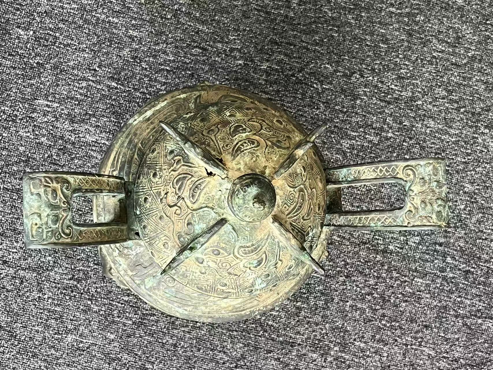商周兽面云雷纹双耳三足铜甗