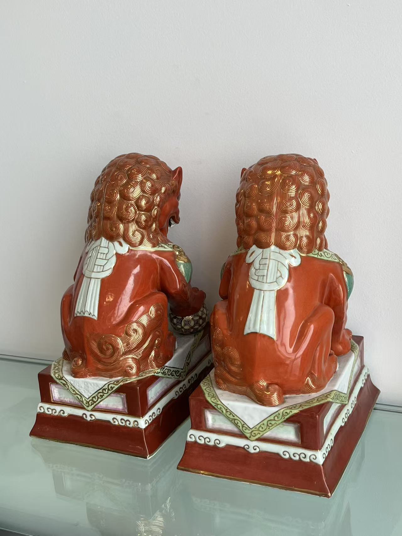 珊瑚红描金镇宅狮子摆件一对