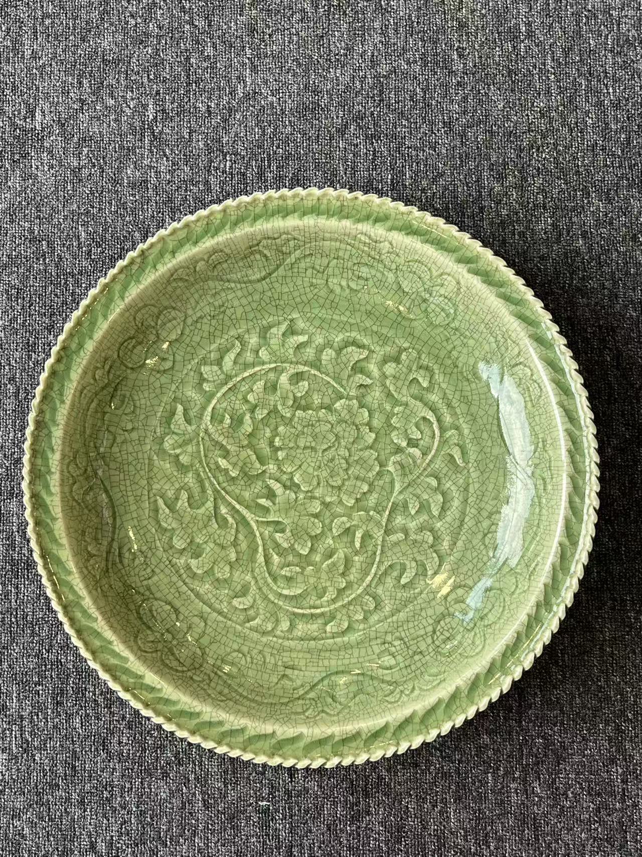 龙泉缠枝花卉纹折沿洗