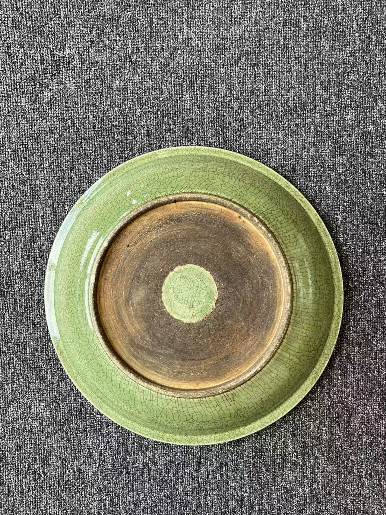 龙泉缠枝花卉纹折沿洗