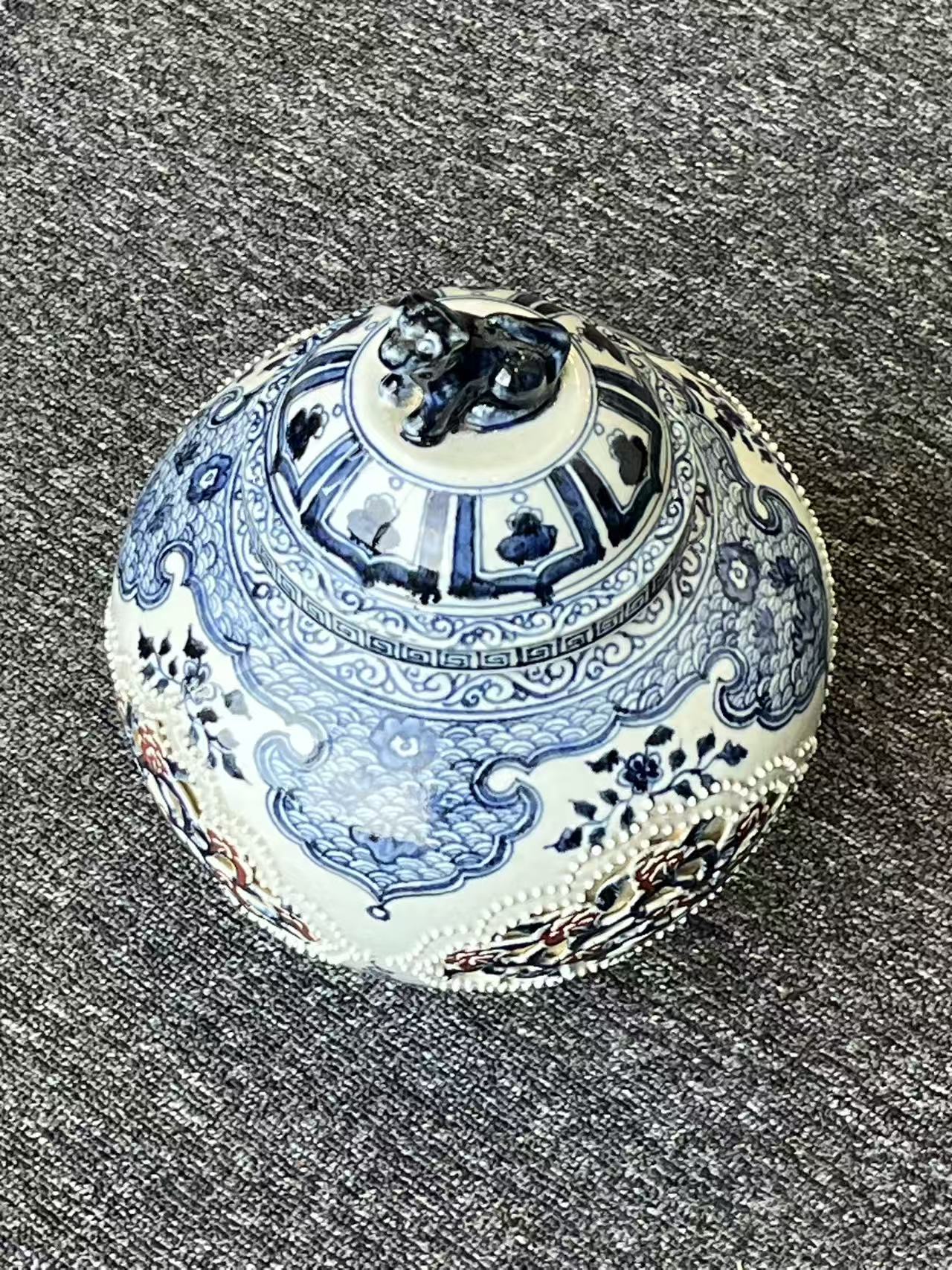 青花釉里红堆塑花卉纹狮钮盖罐