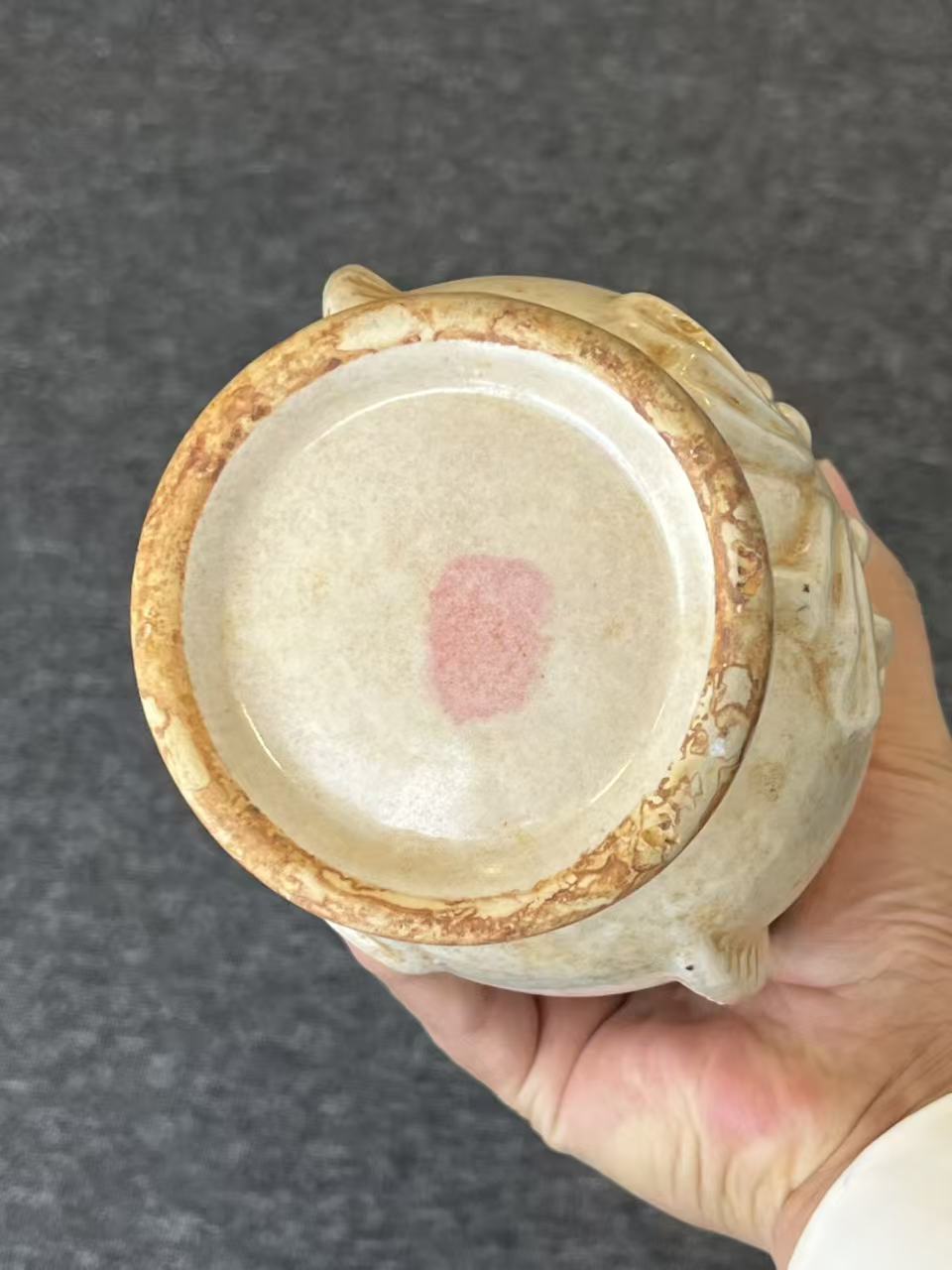 鱼形图腾浮雕陶瓶