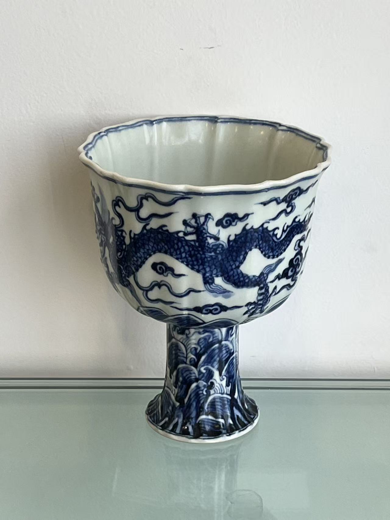 青花海水云龙纹菱口高足供杯