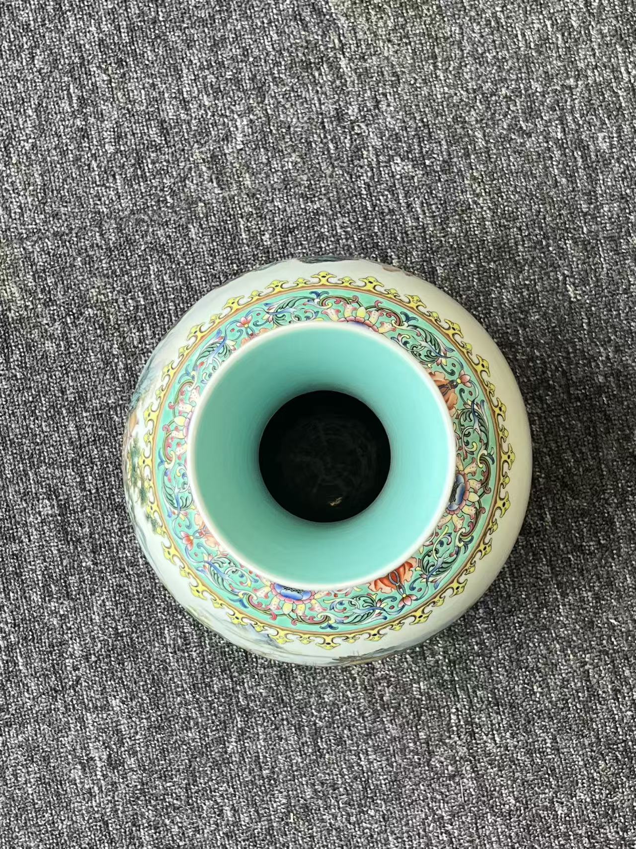 乾隆御制红釉地粉彩如意双耳赏瓶