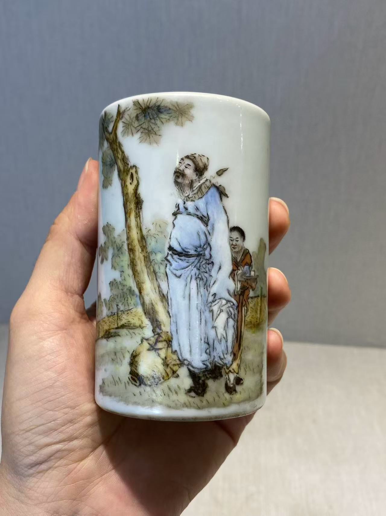 粉彩高士图笔筒