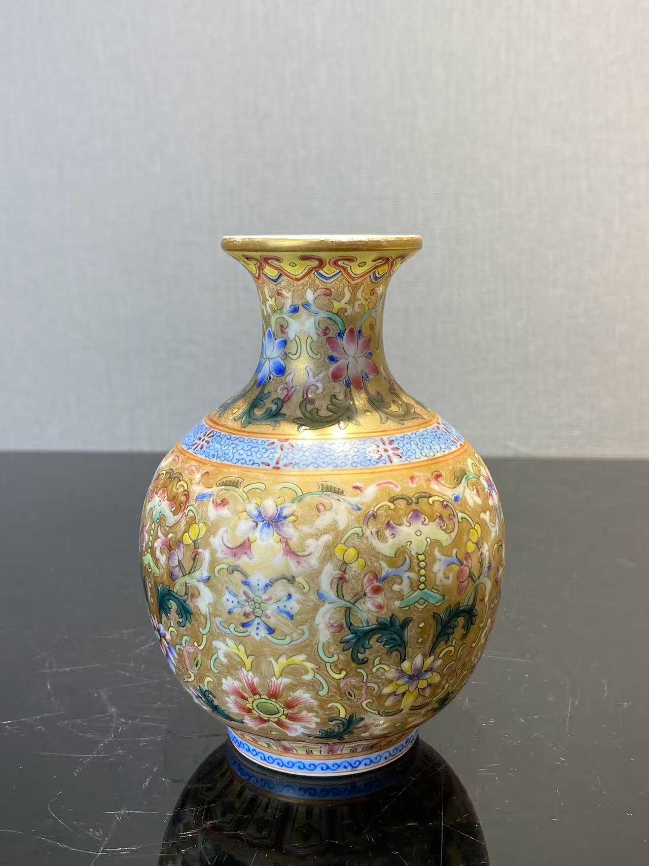 粉彩描金福寿纹石榴尊