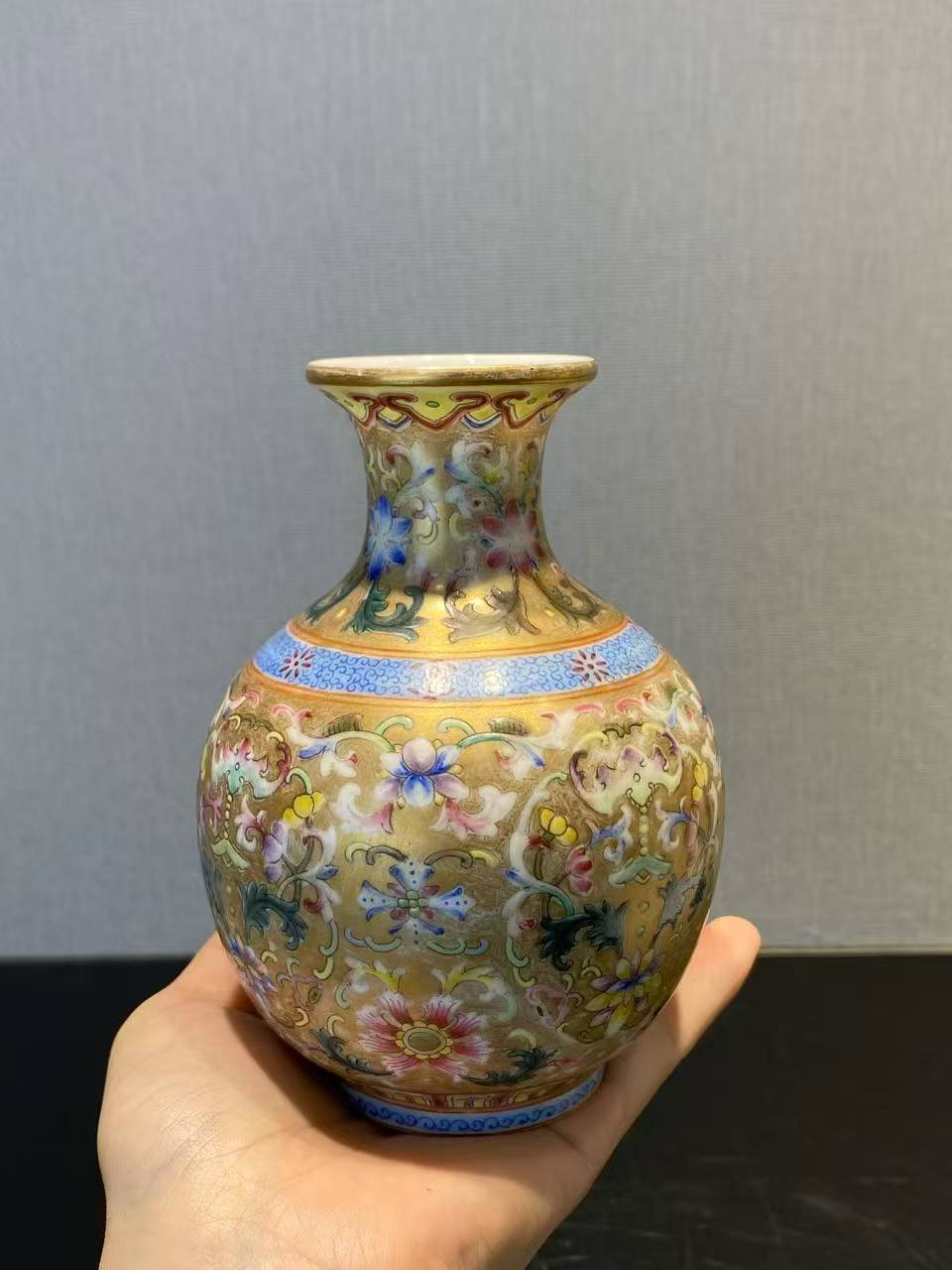 粉彩描金福寿纹石榴尊