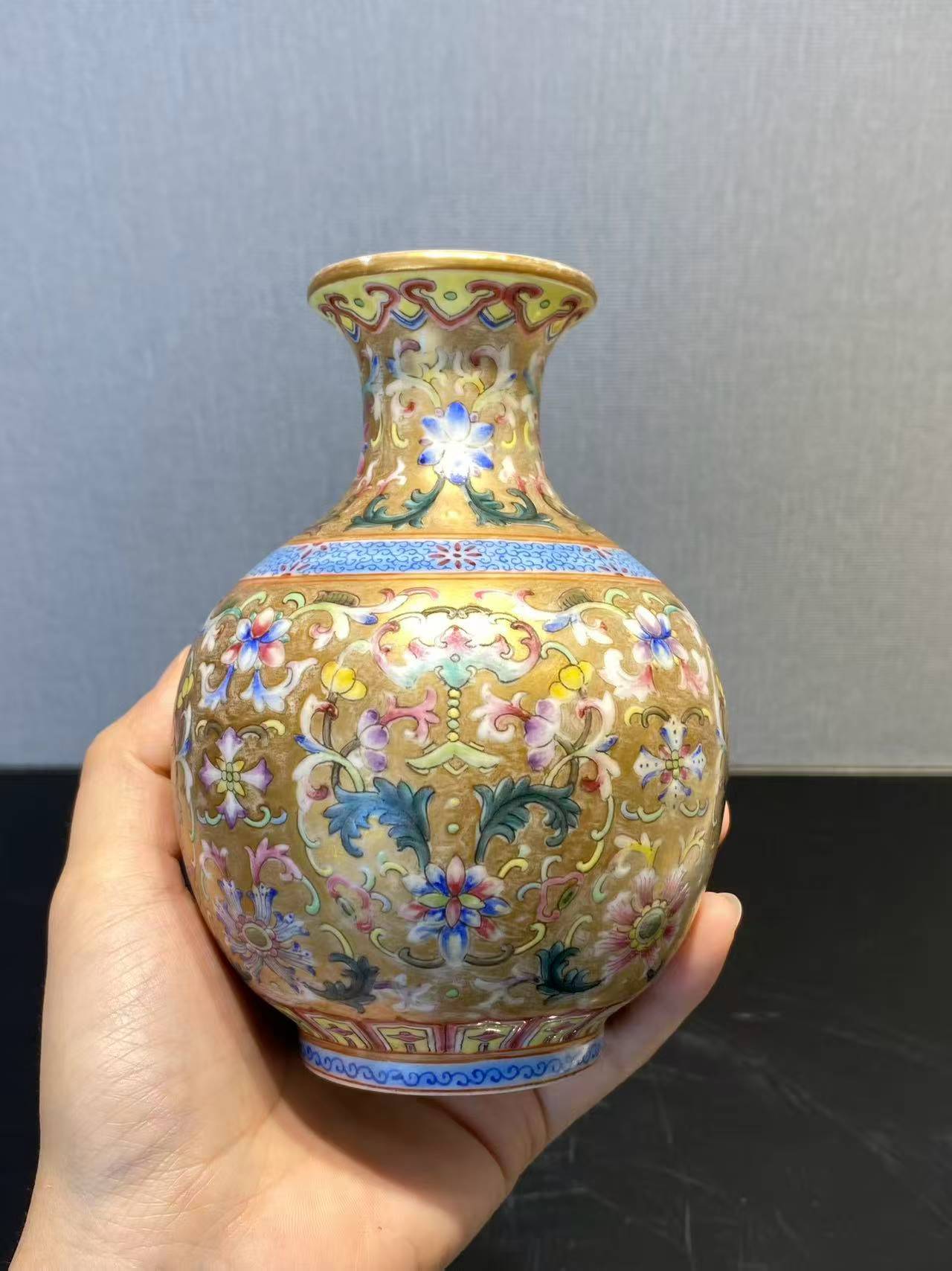 粉彩描金福寿纹石榴尊