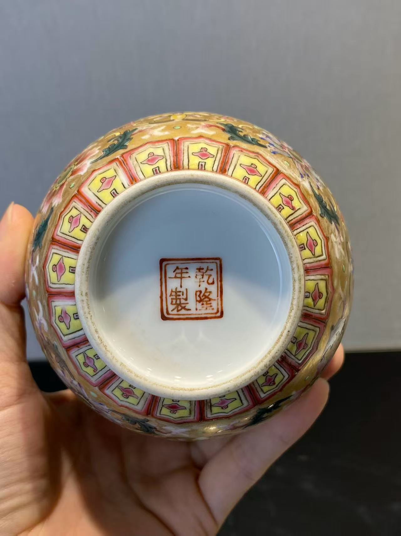 粉彩描金福寿纹石榴尊