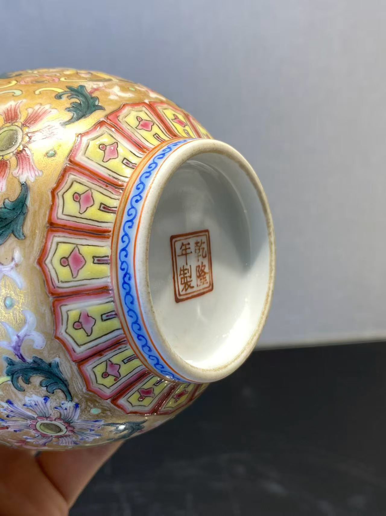 粉彩描金福寿纹石榴尊