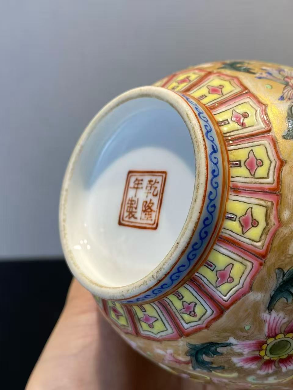粉彩描金福寿纹石榴尊
