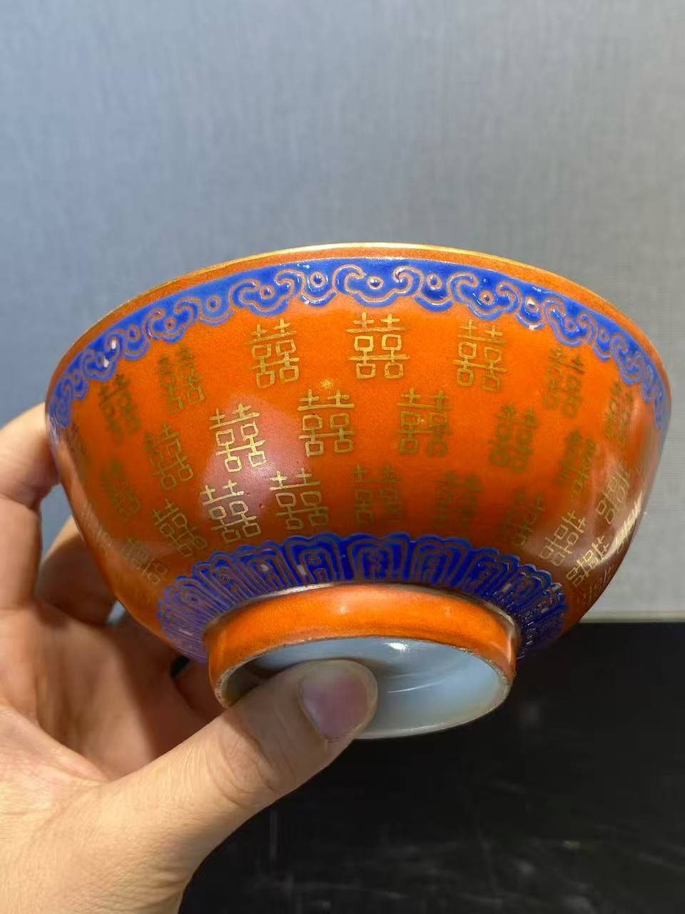 珊瑚红地描金囍字纹碗