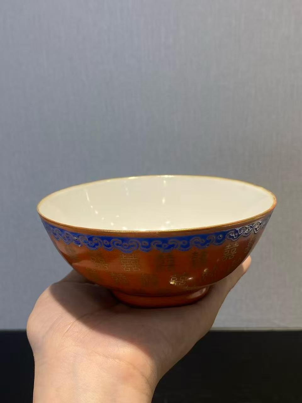 珊瑚红地描金囍字纹碗