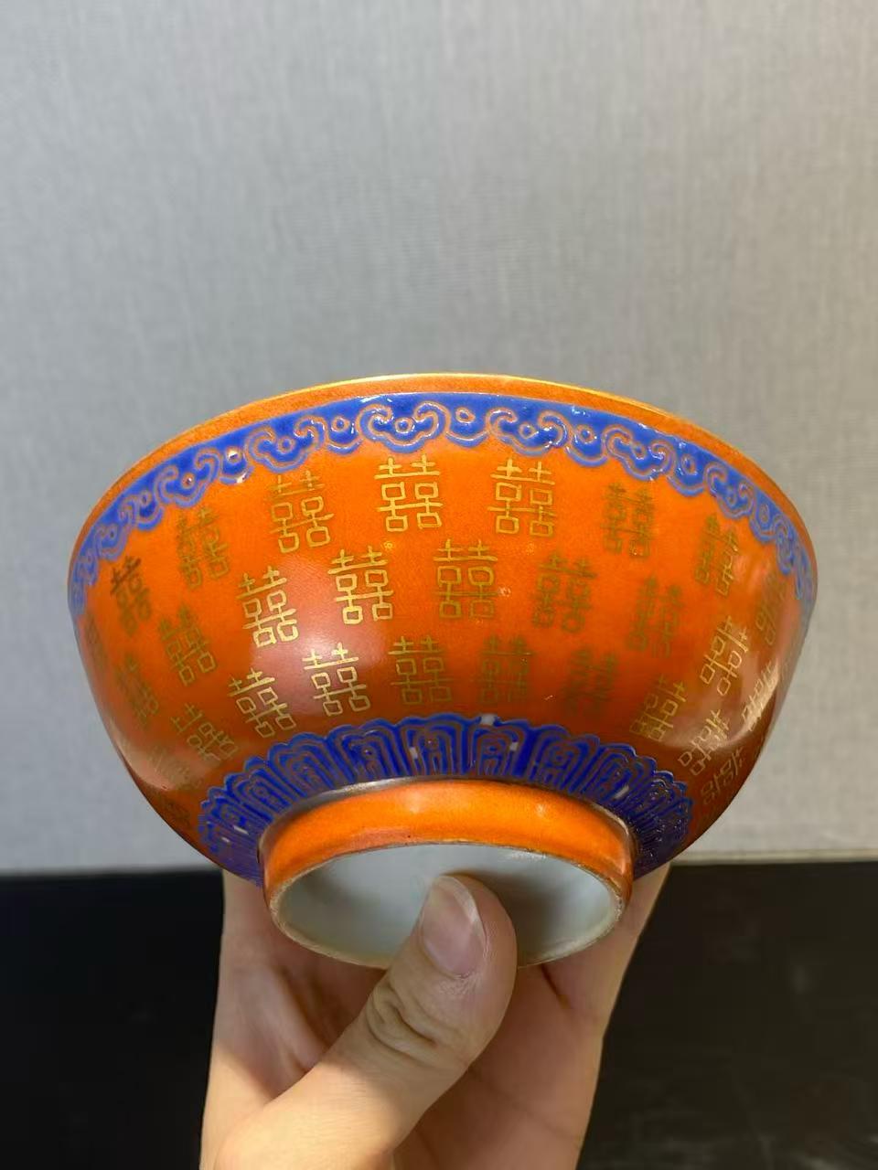 珊瑚红地描金囍字纹碗