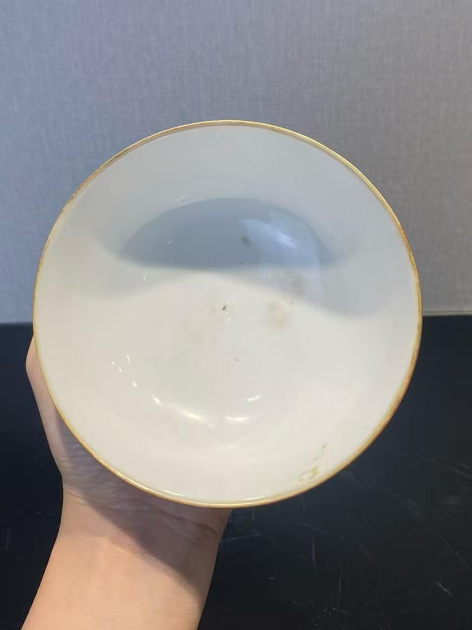 珊瑚红地描金囍字纹碗