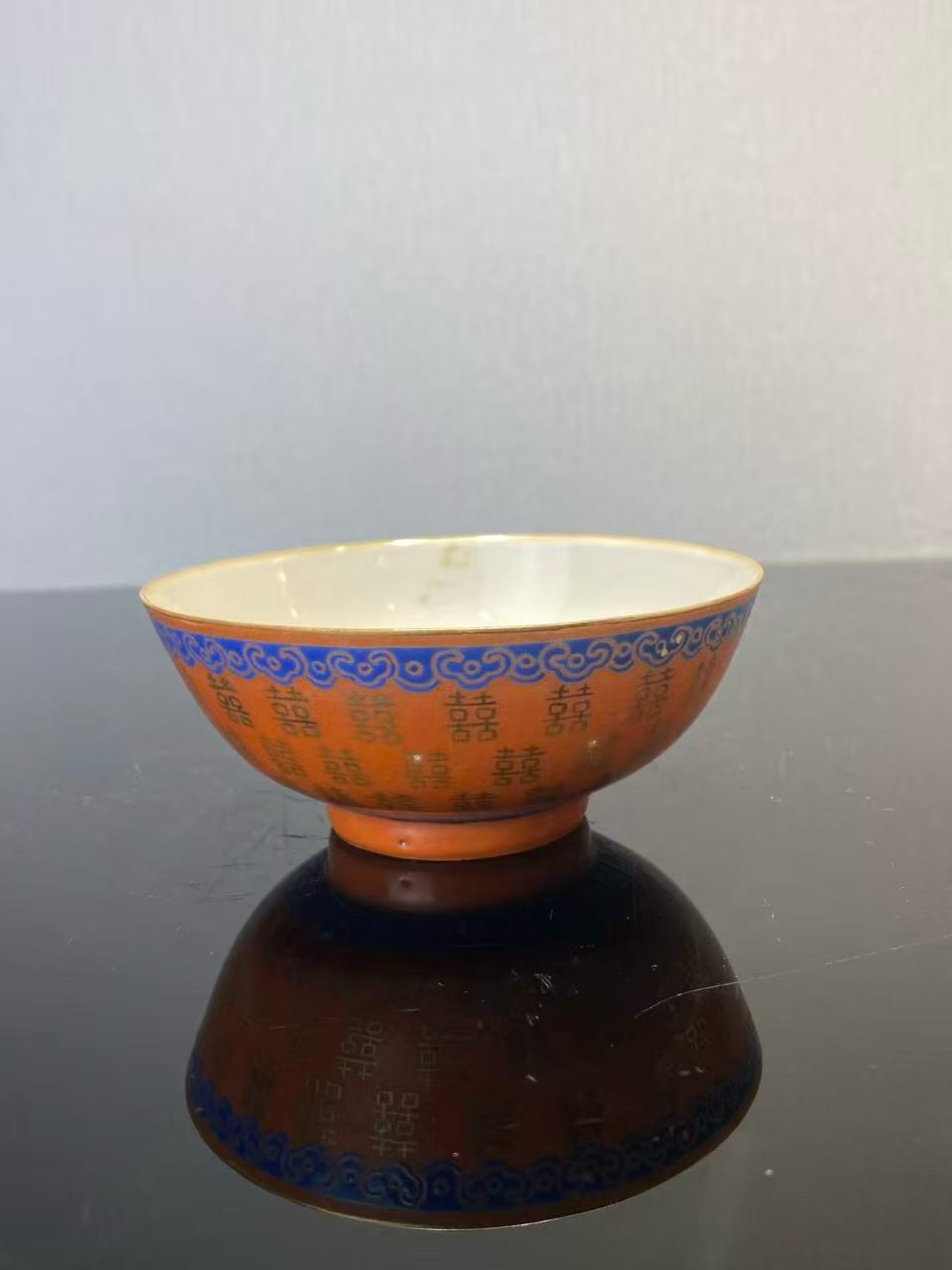 珊瑚红地描金囍字纹碗