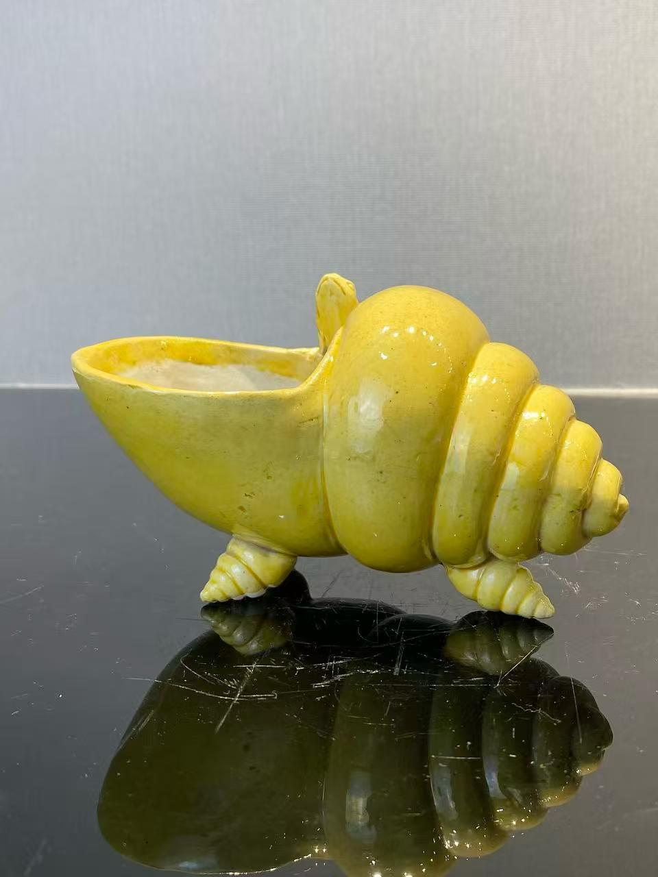 黄釉仿生瓷螺形水盂