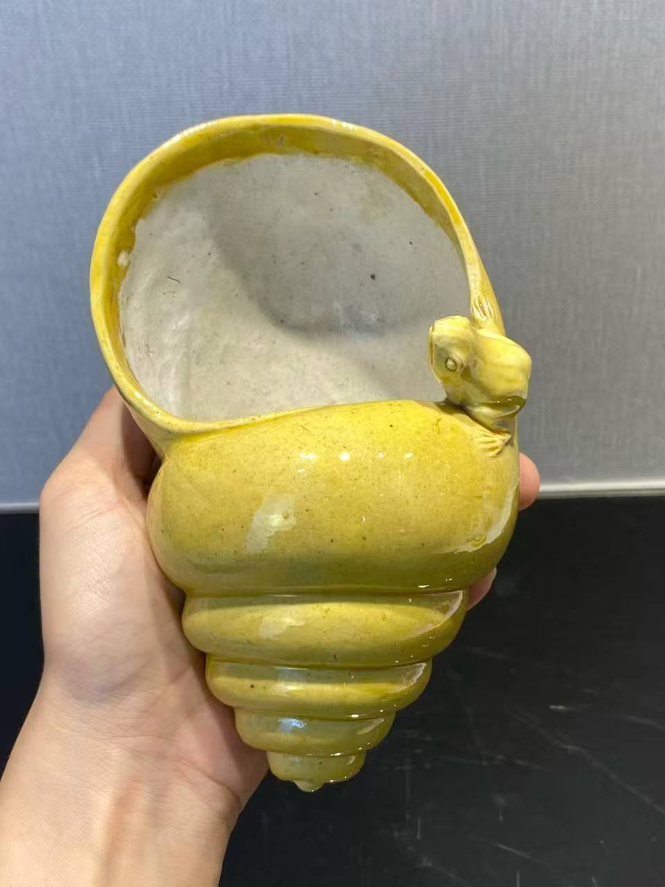 黄釉仿生瓷螺形水盂