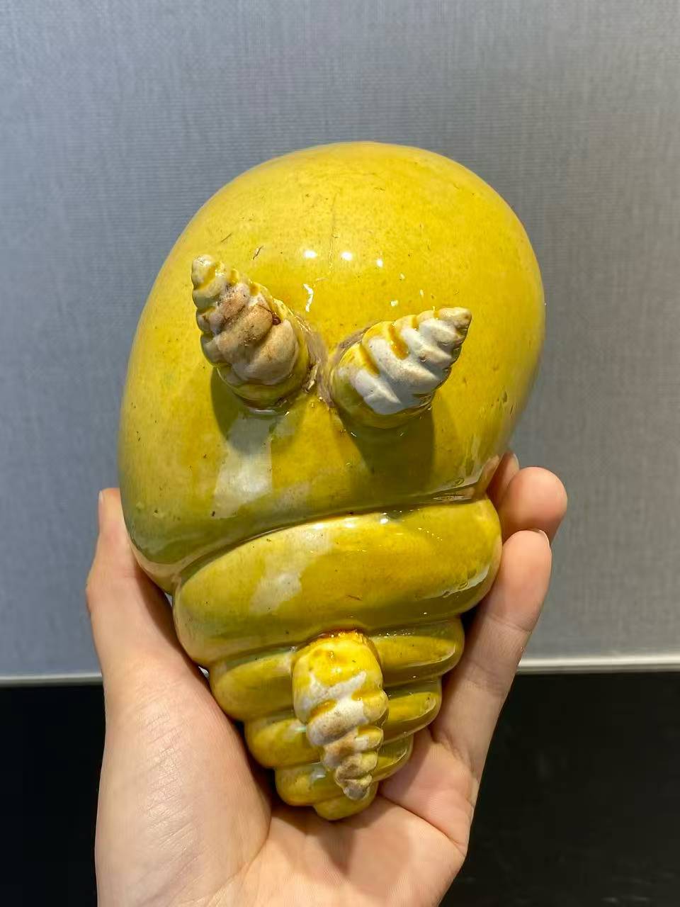 黄釉仿生瓷螺形水盂