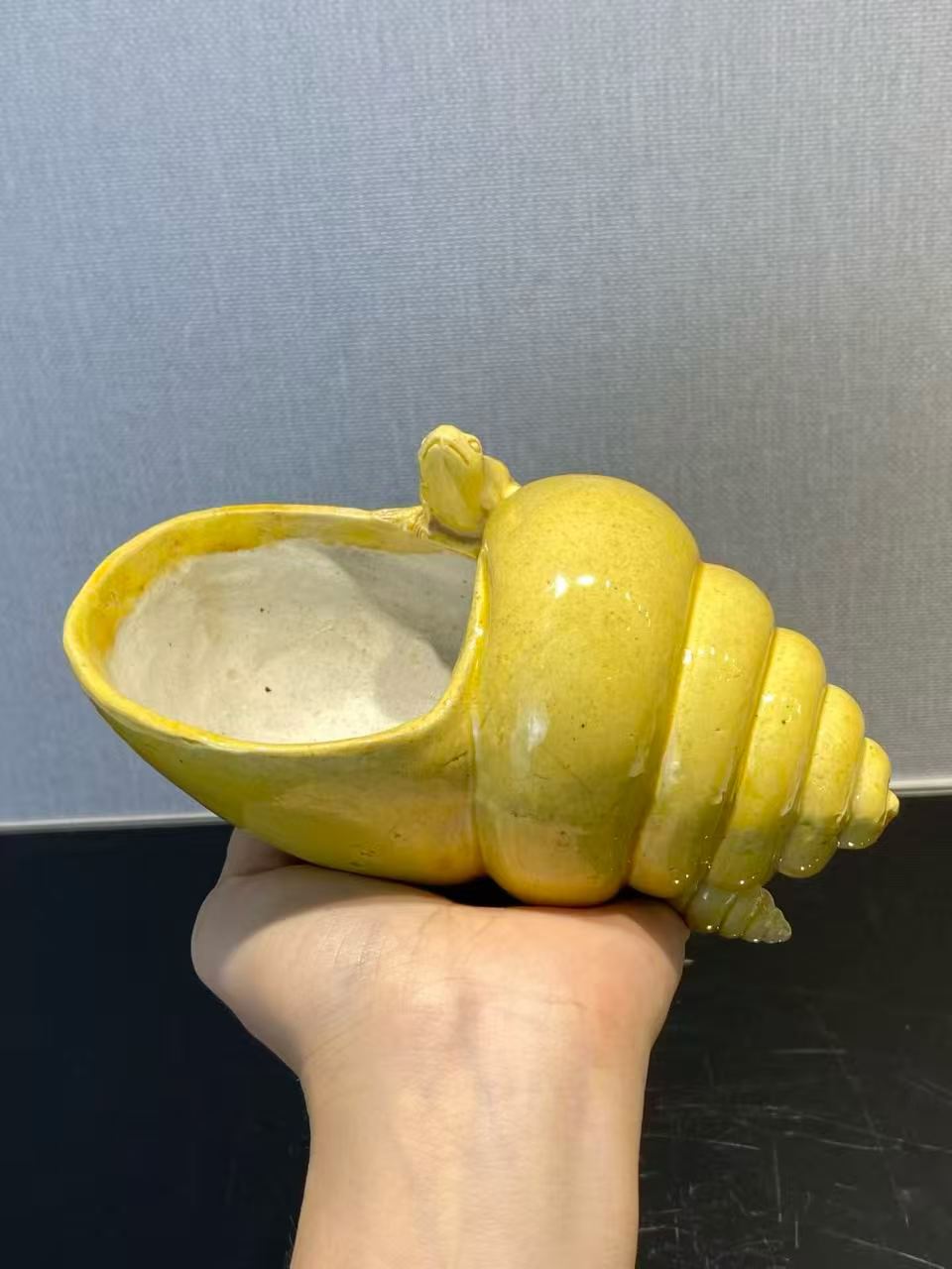 黄釉仿生瓷螺形水盂