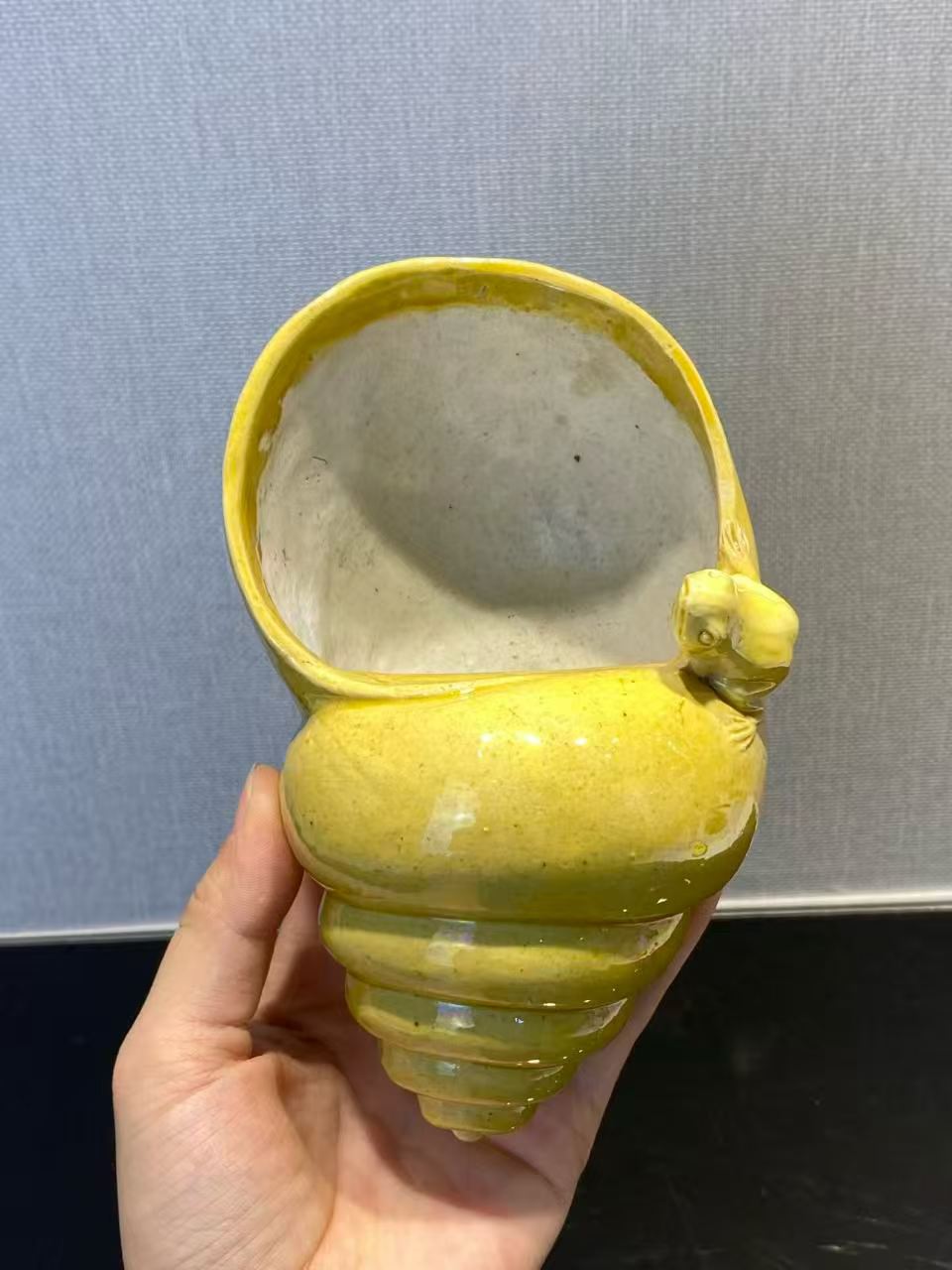 黄釉仿生瓷螺形水盂