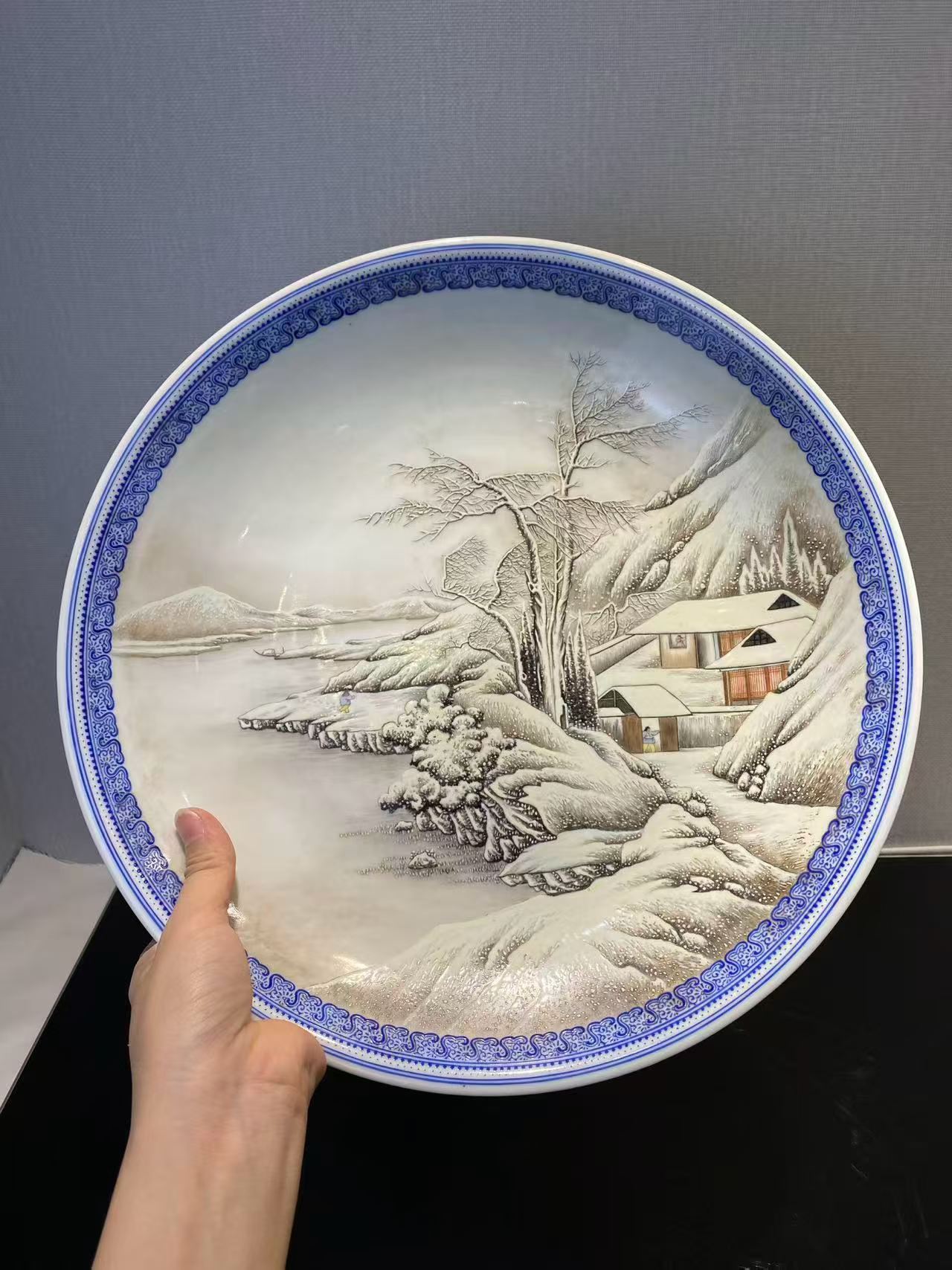 粉彩雪景图大盘