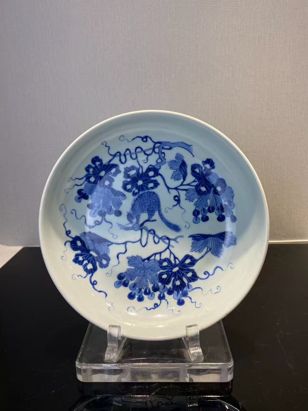 青花松鼠葡萄纹盘