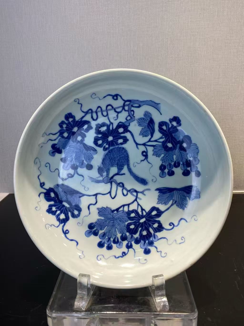 青花松鼠葡萄纹盘