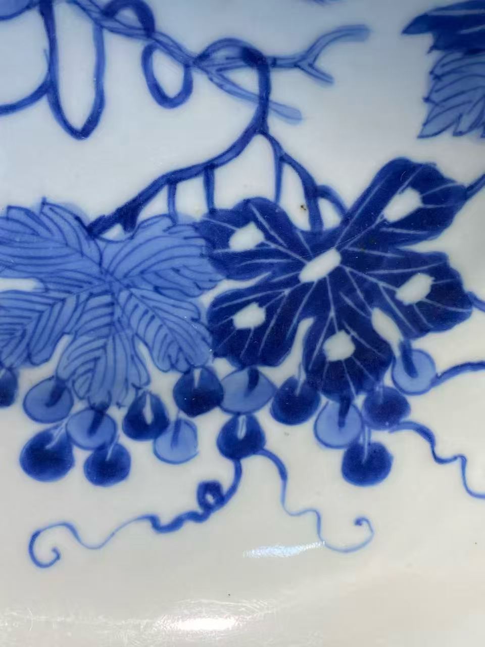 青花松鼠葡萄纹盘