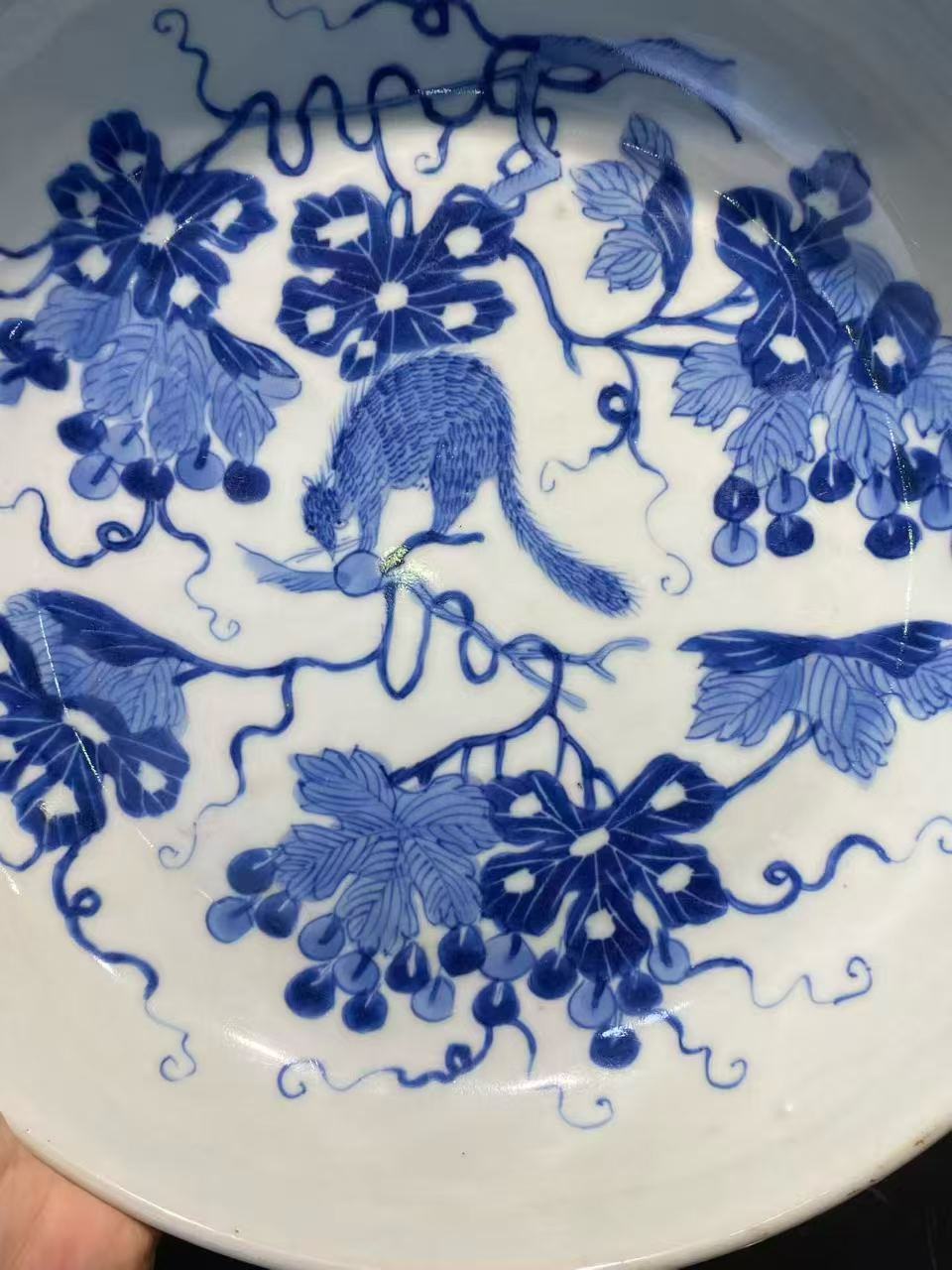 青花松鼠葡萄纹盘
