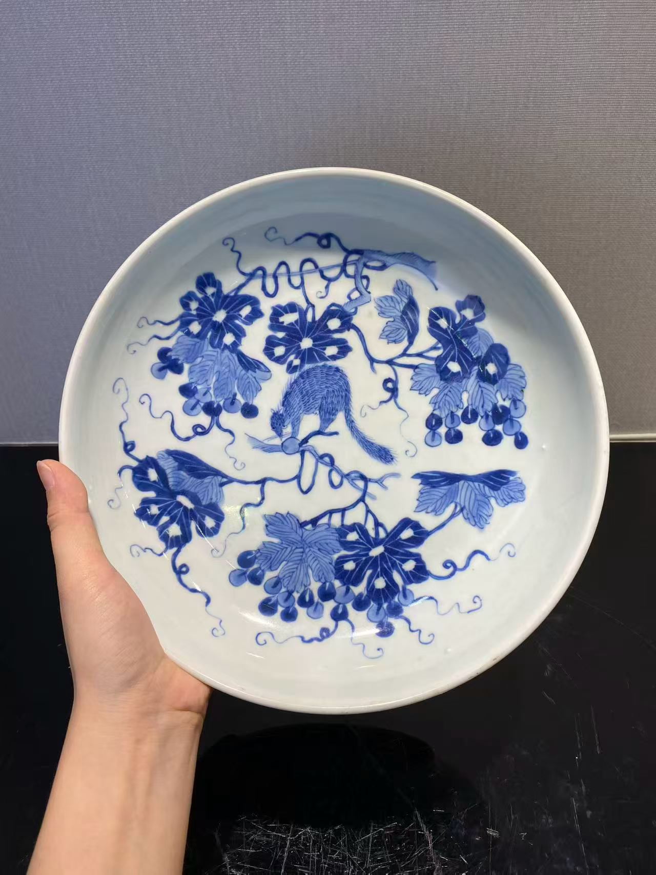 青花松鼠葡萄纹盘