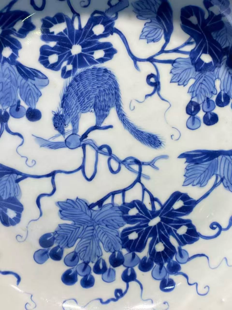 青花松鼠葡萄纹盘