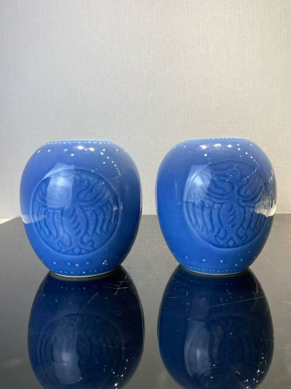 天蓝釉暗刻团凤纹鼓钉罐一对