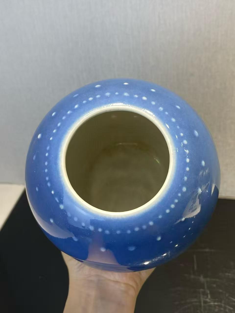 天蓝釉暗刻团凤纹鼓钉罐一对