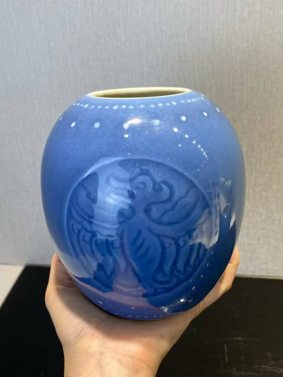 天蓝釉暗刻团凤纹鼓钉罐一对