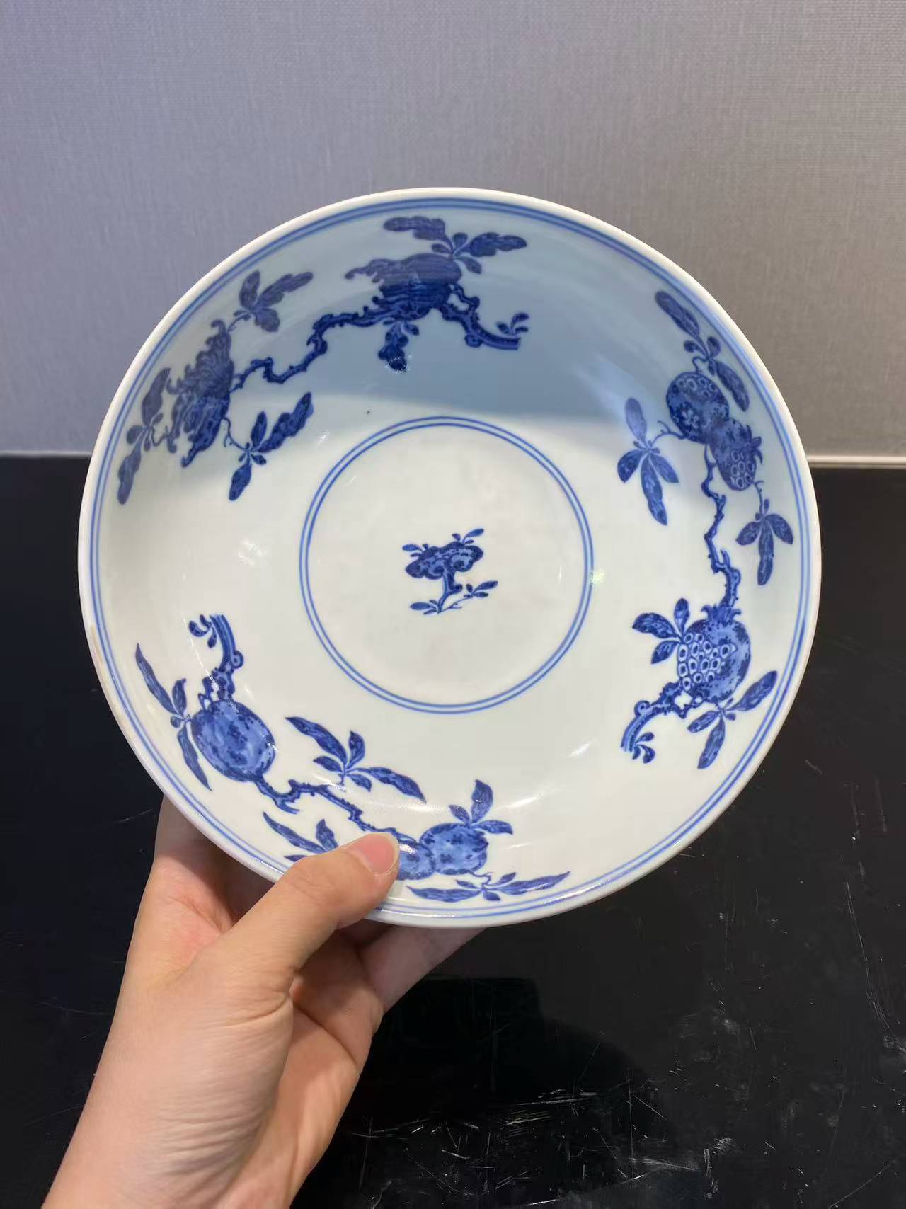 外豆青釉内青花三多纹供盘