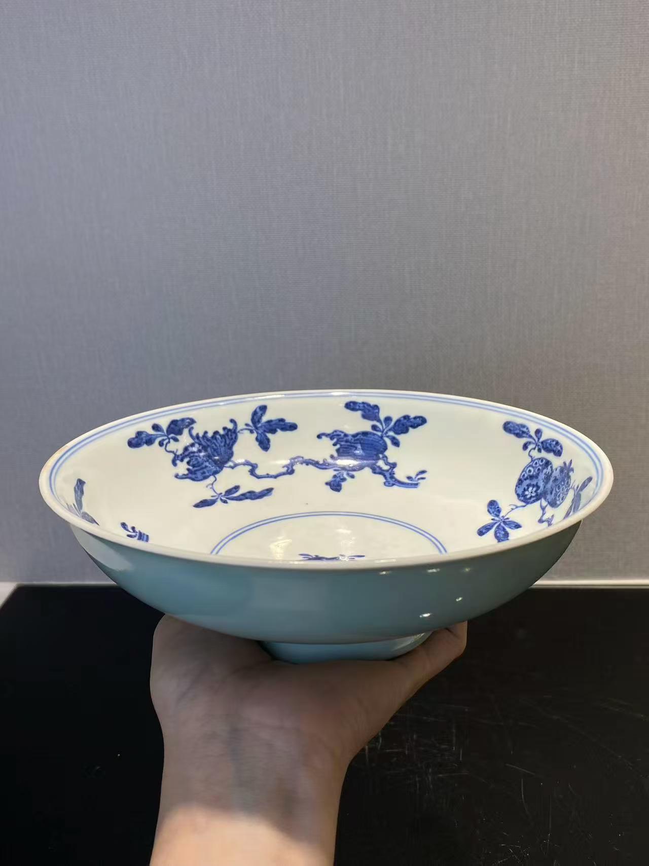 外豆青釉内青花三多纹供盘