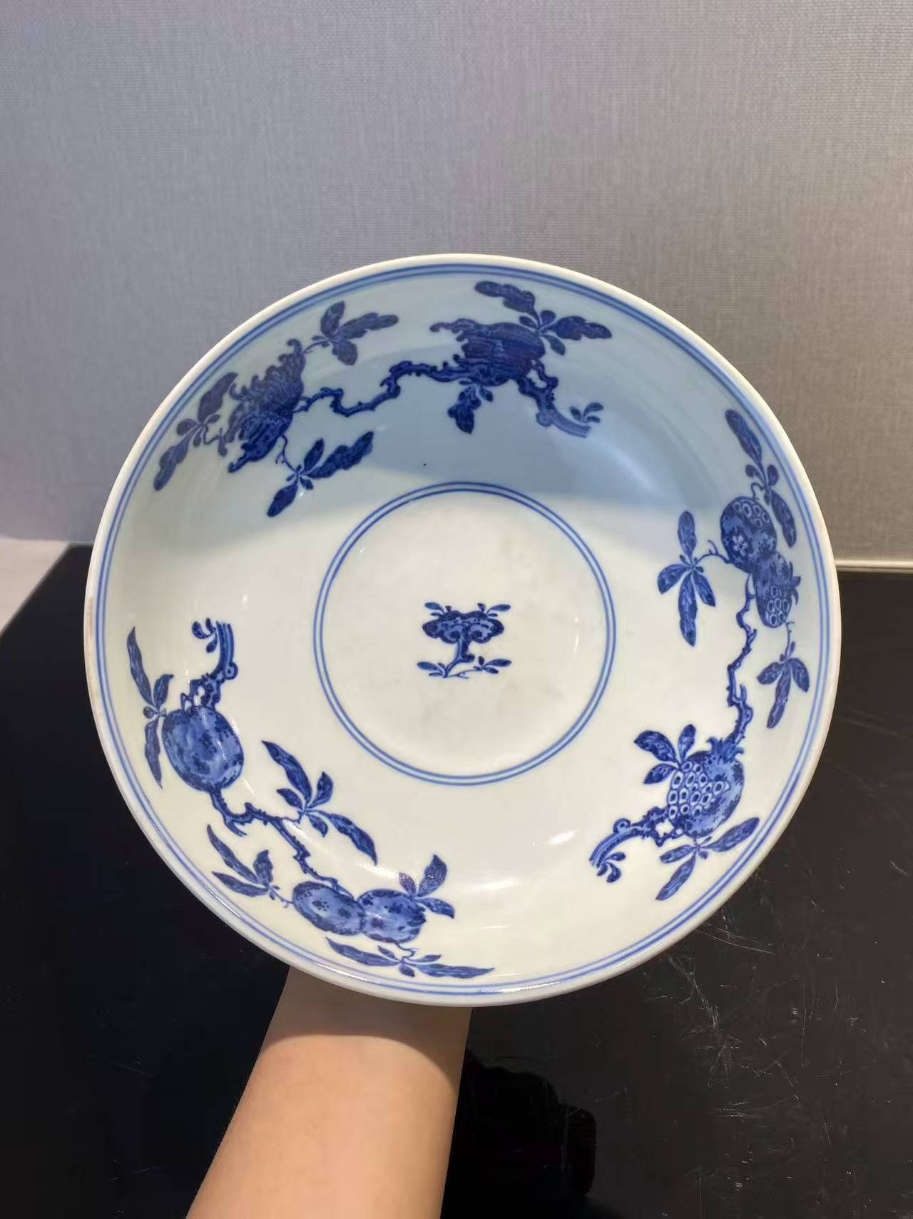 外豆青釉内青花三多纹供盘