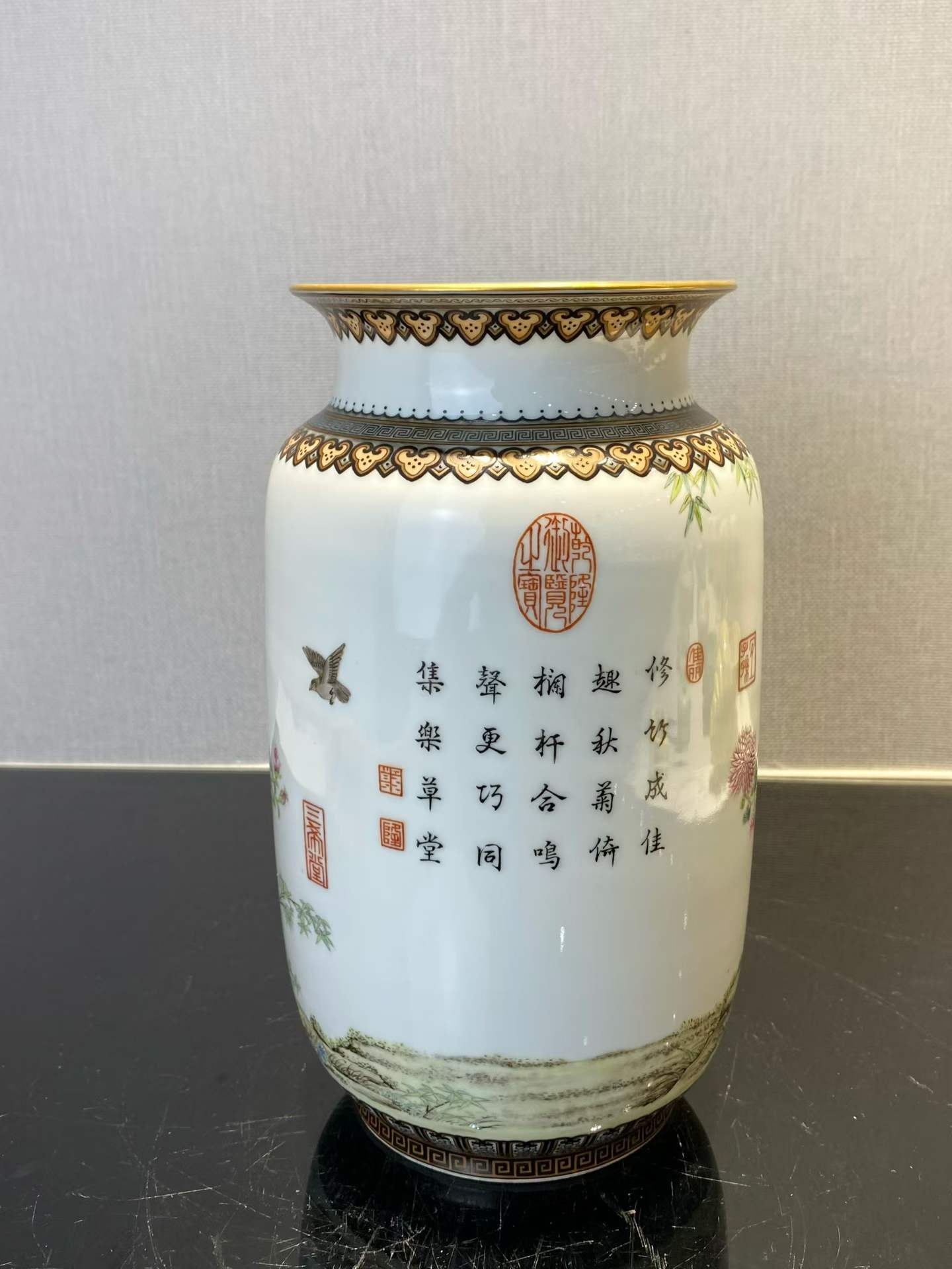 珐琅彩百鸟诗文图灯笼瓶