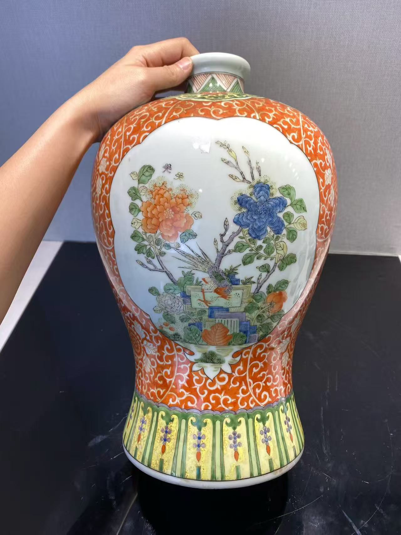 五彩花鸟纹梅瓶