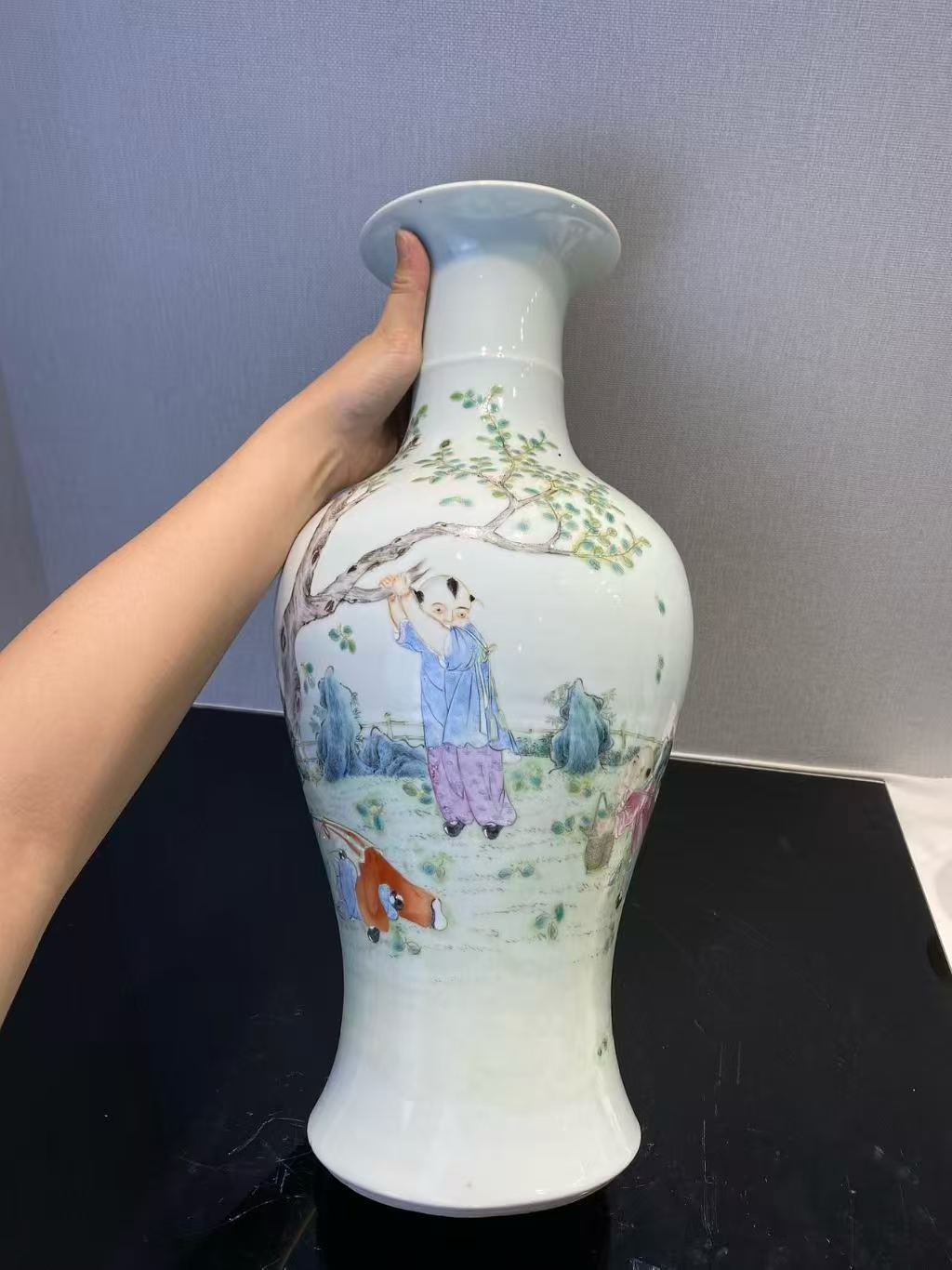 粉彩婴戏图观音瓶